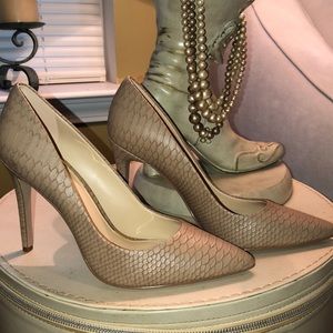 Never worn.  Sz9 Jessica Simpson pump
